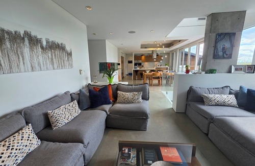 Burnaby House | ⚽ FIFA World Cup Luxury Stay | Sleeps 11 | Pool + Hot Tub + Views of BC Place