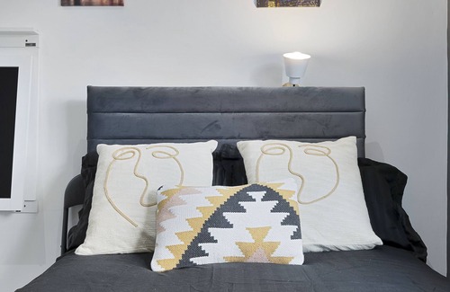 Hanger Hill Apartment | Fifty Shades Modern Apartment in Central with 1 bed En-Suite w/free parking