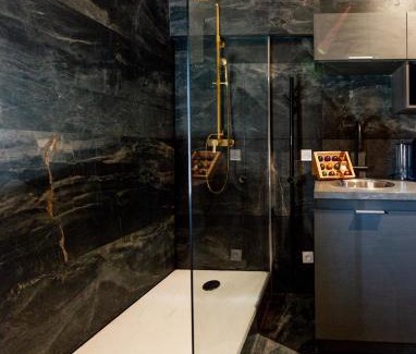 Vaise Apartment | Fifty Shades Suite