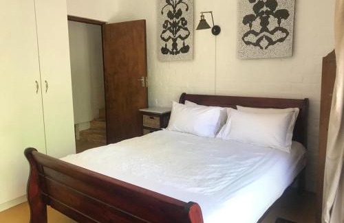 Scott Estate Apartment | Fig Tree Cottage Close to Sea and Shops