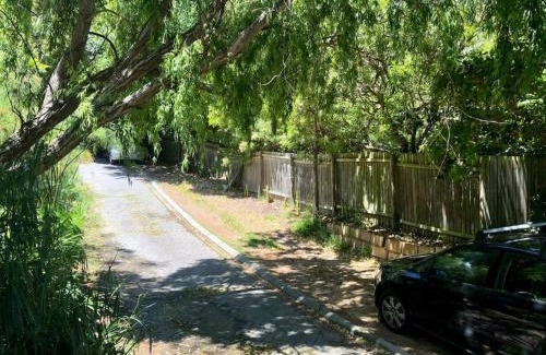Scott Estate Apartment | Fig Tree Cottage Close to Sea and Shops
