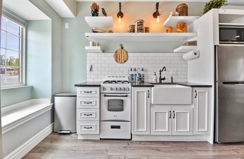 Heber House | Film-featured, sleeps 18, hot tub, fire pit, decks