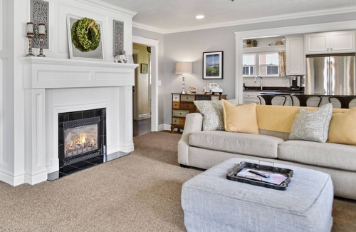 Heber House | Film-featured, sleeps 18, hot tub, fire pit, decks