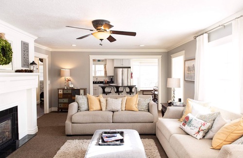Heber House | Film-featured, sleeps 18, hot tub, fire pit, decks