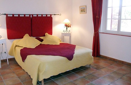 Pierrerue Villa | Finca "Maison Coquelicot - Mas de bel Air" with Shared Pool & Wi-Fi