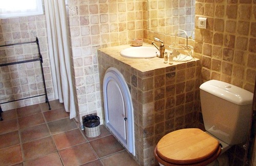 Pierrerue Villa | Finca "Maison Tournesol - Mas de bel Air" with Shared Pool & Wi-Fi