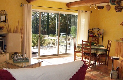 Pierrerue Villa | Finca "Maison Tournesol - Mas de bel Air" with Shared Pool & Wi-Fi