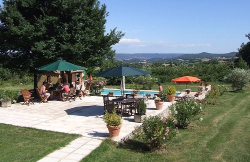 Pierrerue Villa | Finca "Maison Tournesol - Mas de bel Air" with Shared Pool & Wi-Fi