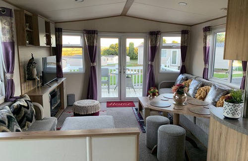 Grampound Cottage | FINCH 25 - MEADOW LAKES HOLIDAY PARK, family friendly in Polgooth