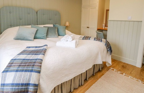 Lochgilphead Cottage | FINCHAIRN COTTAGE, pet friendly, with open fire in Kilmartin
