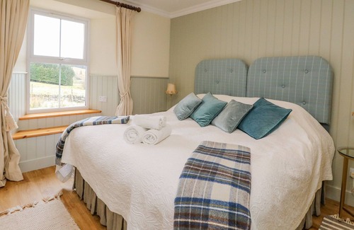 Lochgilphead Cottage | FINCHAIRN COTTAGE, pet friendly, with open fire in Kilmartin