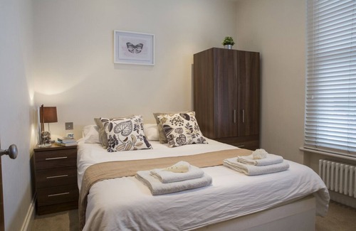Finchley Church End Apartment | Finchley central - Spacious 2-3 bedroom triplex apartment