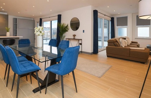 West Finchley Apartment | Finchley Penthouse | Sleeps 8 | Free Parking | LDN