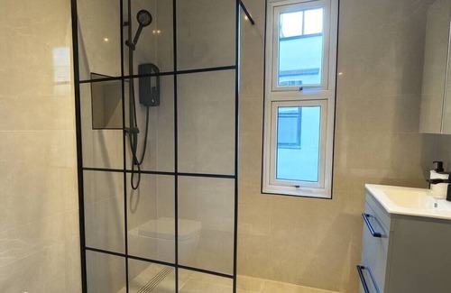 West Finchley Apartment | Finchley Penthouse | Sleeps 8 | Free Parking | LDN