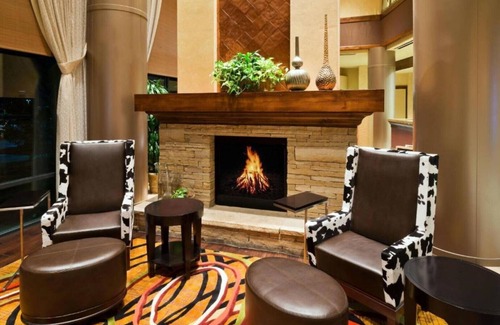 Lone Tree House | Find a quiet retreat at our Denver hotel near Park Meadows