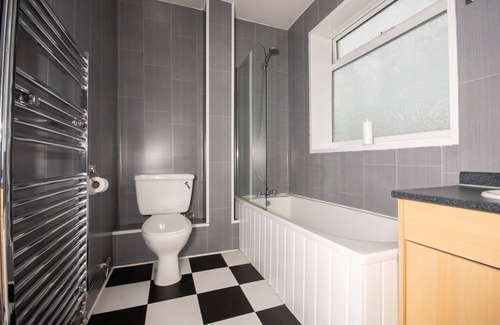 Westoe Apartment | ✪ Find Dwellcome Home Ltd ✪ 5 Beds / 3 bedrooms spacious 1st floor apartment