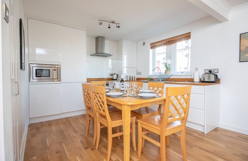 Aberdeen West End Apartment | ✪ Find Dwellcome Home ✪ Spacious 2 bed apartment King & Double