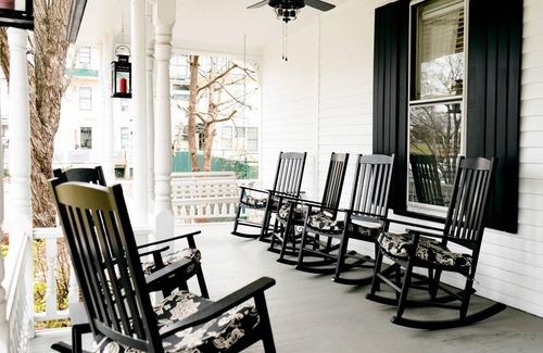 Hendersonville Bed & Breakfast | Find genuine southern hospitality in Hendersonville at the 1898 Waverly Inn.