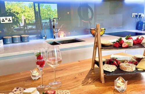 Camden Town with Primrose Hill Apartment | FINDMYSAFE SPACE - Urban Escapes