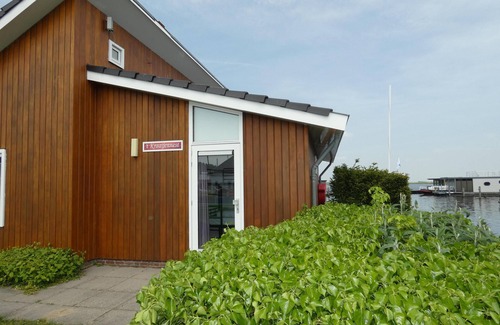 Municipality of Uitgeest House | Fine custom house with beautiful lake view