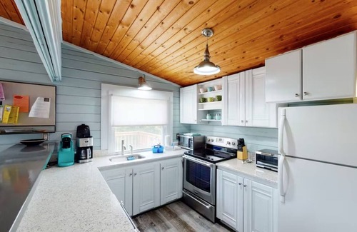 Hatteras Island Cottage | Finlandia: 3BR Avon cottage. Dog-friendly - steps from pristine beach!