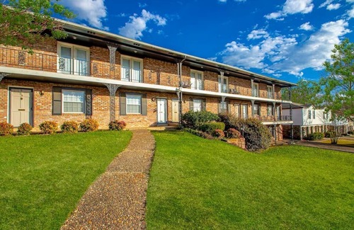 Briarwood Apartment | Finley-2 Bed Apt in Midtown near St. Vincent UAMS UALR- Convenient Parking