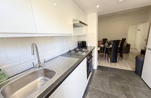 Finsbury Park Apartment | Finsbury Park 1BR Apt w/Garden, Parking | Arsenal