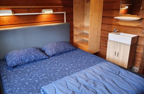 Meppen Resort | Finse Bungalow 6P - Three Bedroom Resort, Sleeps 6