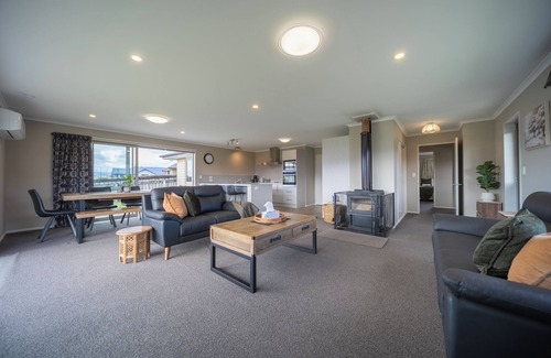 Te Anau House | Fiordland Vista Lodge - Te Anau Holiday Home