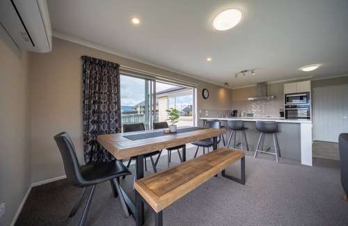 Te Anau House | Fiordland Vista Lodge - Te Anau Holiday Home