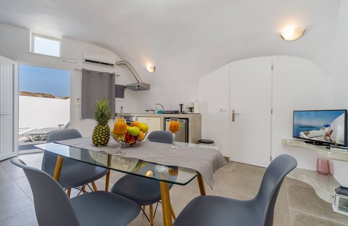 Fira House | Fira-Cave-Sleeps 13-Parking-Pool-Pet Friendly