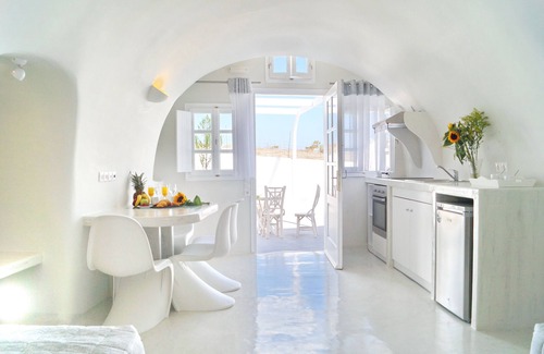 Fira House | Fira-Cave-Sleeps 13-Parking-Pool-Pet Friendly