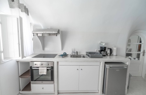 Fira House | Fira-Cave-Sleeps 13-Parking-Pool-Pet Friendly