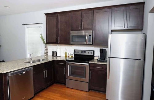 Chapel Hill Apartment | Fire Pit - 4 Min from UNC - 7 Min from Carrboro - Fast Wi-Fi