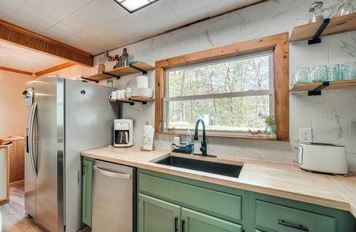 Unaka Cabin | Fire Pit + Community Perks: Murphy Family Cabin!