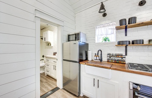 Rusk Cabin | Fire Pit, Deck & Grill: Charming Rusk Cabin!