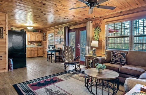 Morganton Cabin | Fire Pit, Fast WIFI, Fireplace, Large Deck, Short drive to Lakes and Mountains!