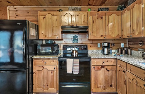 Morganton Cabin | Fire Pit, Fast WIFI, Fireplace, Large Deck, Short drive to Lakes and Mountains!