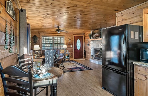 Morganton Cabin | Fire Pit, Fast WIFI, Fireplace, Large Deck, Short drive to Lakes and Mountains!