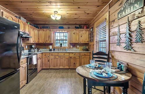 Morganton Cabin | Fire Pit, Fast WIFI, Fireplace, Large Deck, Short drive to Lakes and Mountains!