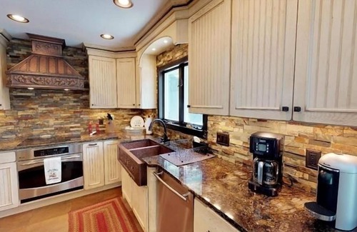 Huddleston House | Fire-Pit, Fireplace, Hot Tub, Pool Table, Dog Friendly, Kayaks & Paddleboards! Visit "American Dream