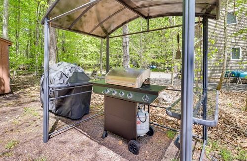 Thornhurst House | Fire Pit, Kayak & Gas Grill: Pocono Lake Home!
