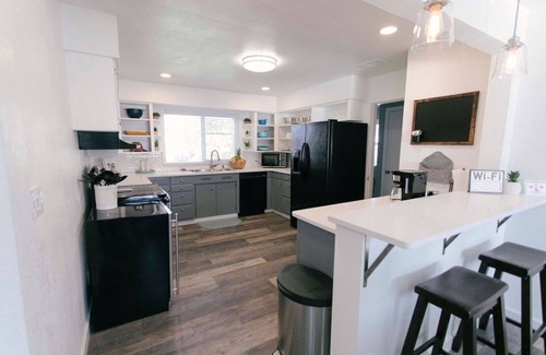 College Place House | Fire Pit, Outdoor Living Space, 2 King Beds, Dog Friendly, One-Level Home