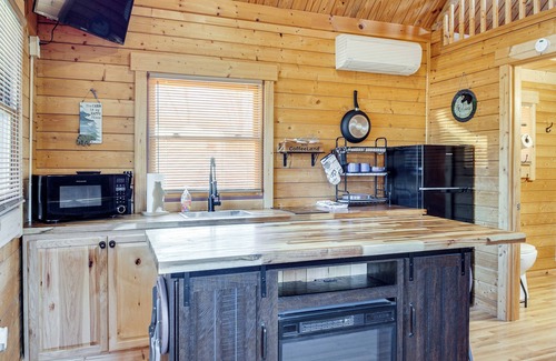 Sevierville Cabin | Fire Pit + Pool Access: Cozy Cabin in Sevierville!