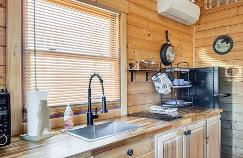 Sevierville Cabin | Fire Pit + Pool Access: Cozy Cabin in Sevierville!