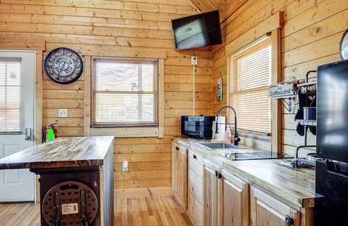 Sevierville Cabin | Fire Pit + Pool Access: Cozy Cabin in Sevierville!