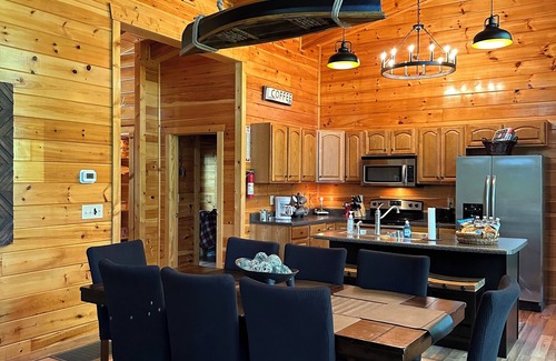 Primrose Cabin | Firefly 3BR/3BA cabin with amazing views!