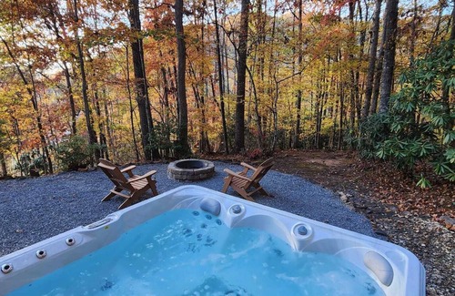 Bryson City Cabin | Firefly Cabin King Bed Hot Tub Private