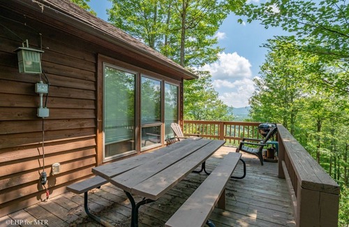Davis House | Firefly Chalet - 119 Hikers Challenge RoadnnFirefly Chalet - Hot Tub, Dog Friendly, Wood Burning Fireplace