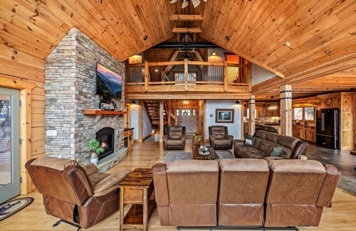 Gatlinburg - Pigeon Forge Cabin | Firefly Cove: 5BR w/MTN Views*Firepit*Hot Tub*Theater*Games